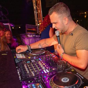 Allround DJ Tim Johnson boeken